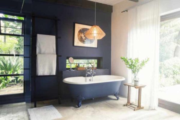 Navy blue wall decor for bathroom