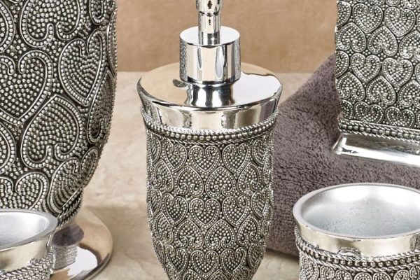 Silver bathroom decor ideas